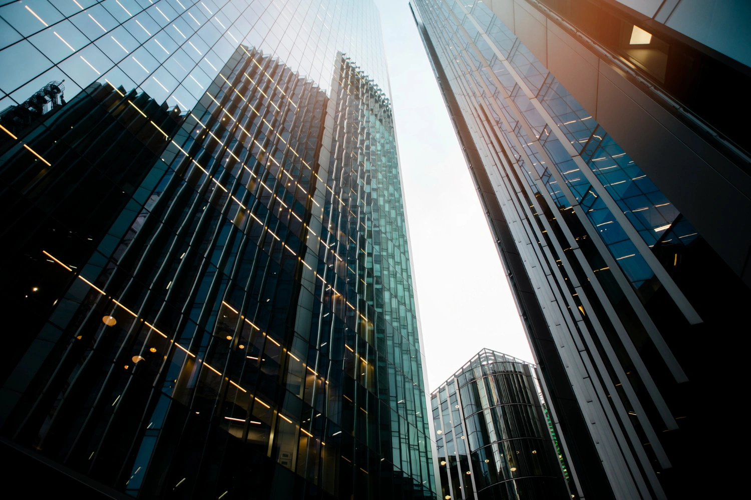 Fachada e ambiente corporativo contemporâneo